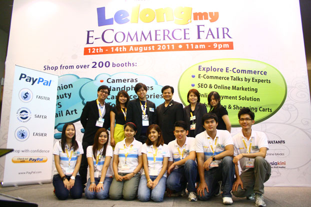 team managing the e-commerce fair